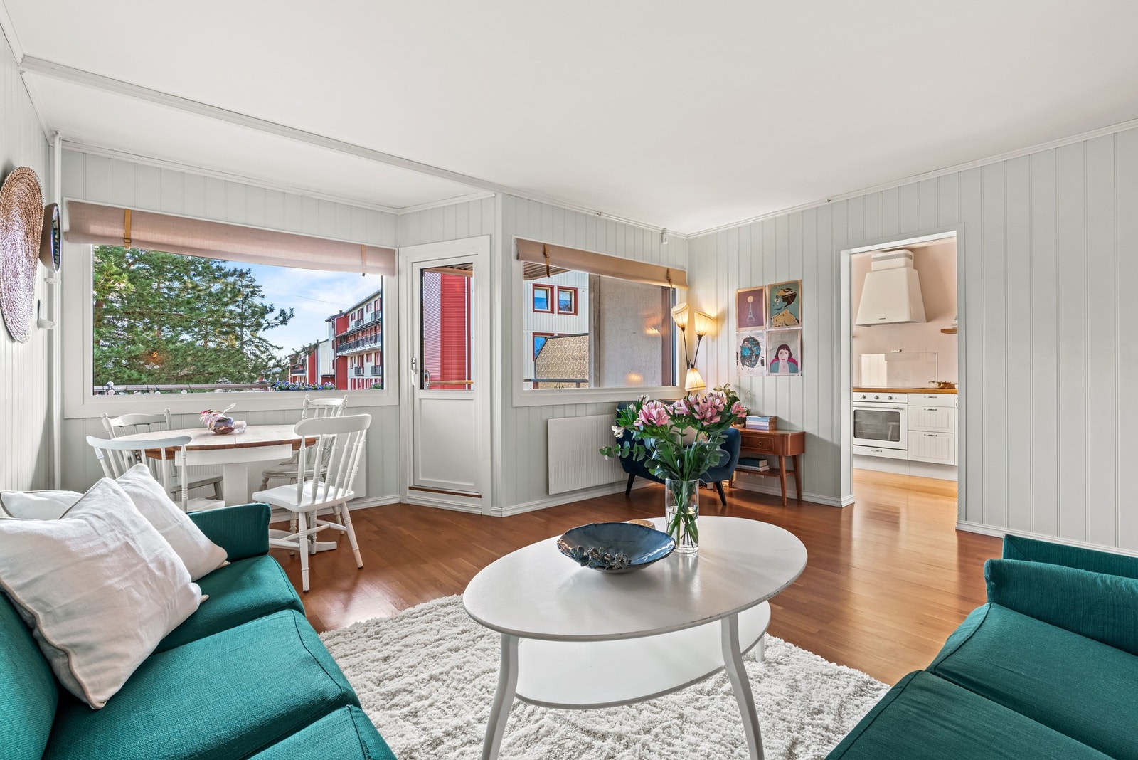 Stuen er lys og innbydende med store vindusflater og utgang til balkongen. Vinduene og balkongdøren skiftet i regi av brl. i 2020. Galleribilde