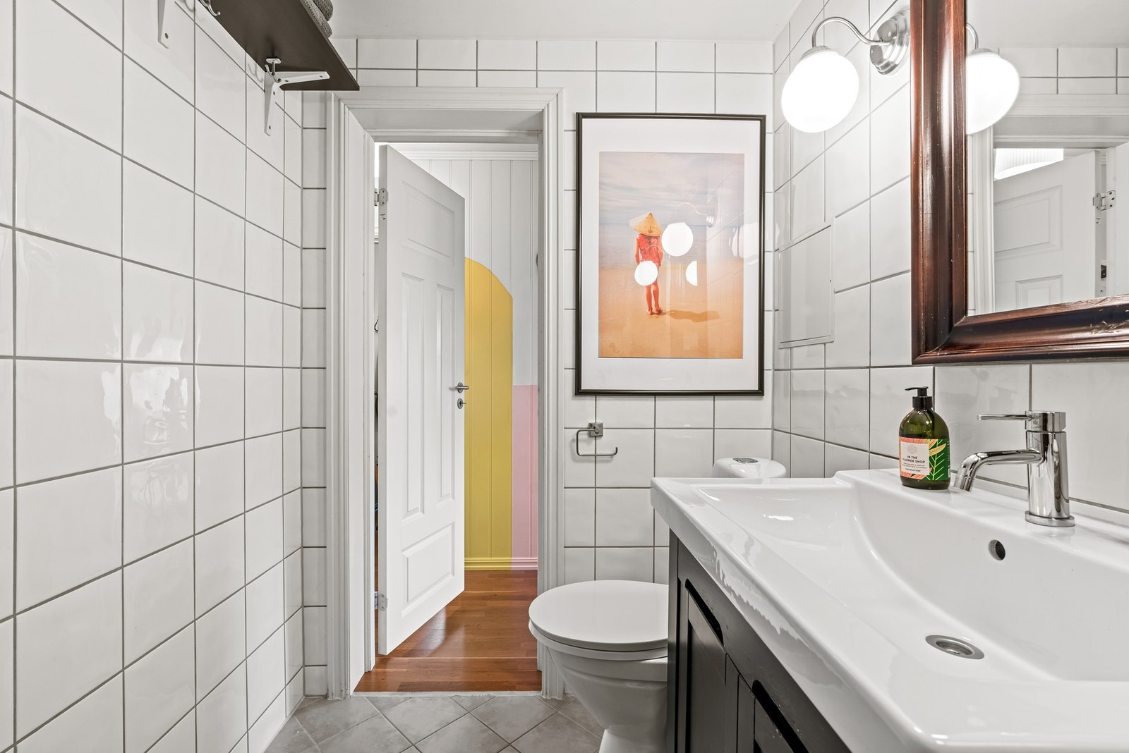 Innredningen består av to fritthengte overskap, en heldekkende servant med to skapdører av profilerte fronter, samt speil og to lamper. Galleribilde