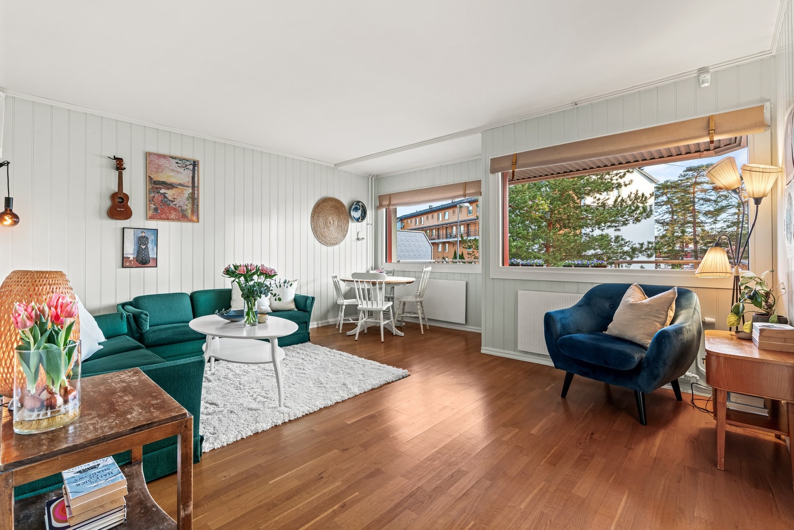 Vetlandsveien 76 er en lys 3-roms på 74m² med stor, solrik balkong og god planløsning i første etasje. Beliggenheten er meget sentralt med kort vei til både T-bane, nærsenter og Østmarka. Galleribilde