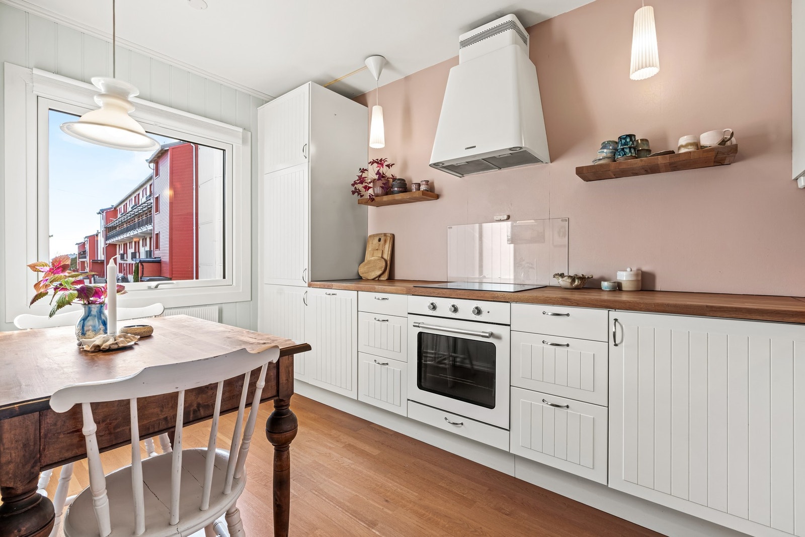 Leiligheten har et pent kjøkken fra 2011 i eget rom i tilknytning til stuen. Galleribilde