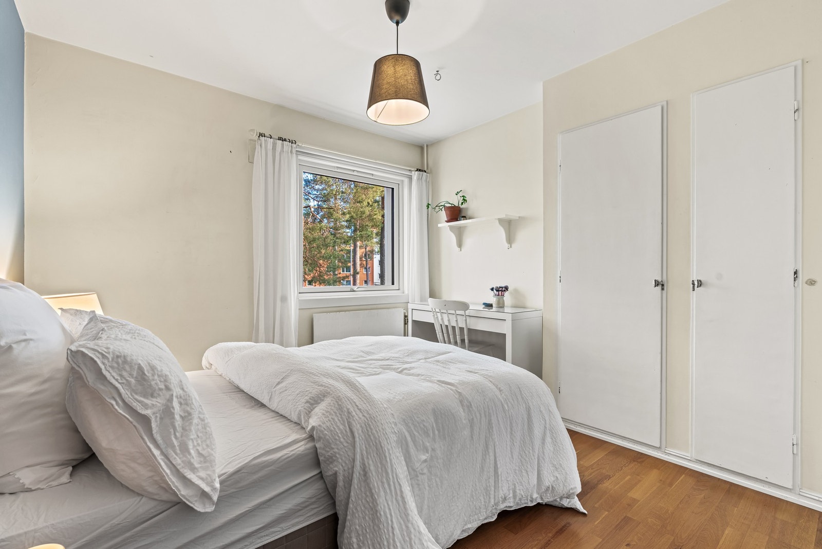 Hovedsoverommet har god plass til dobbeltseng, og rommet har også garderobeskap for oppbevaring. Galleribilde