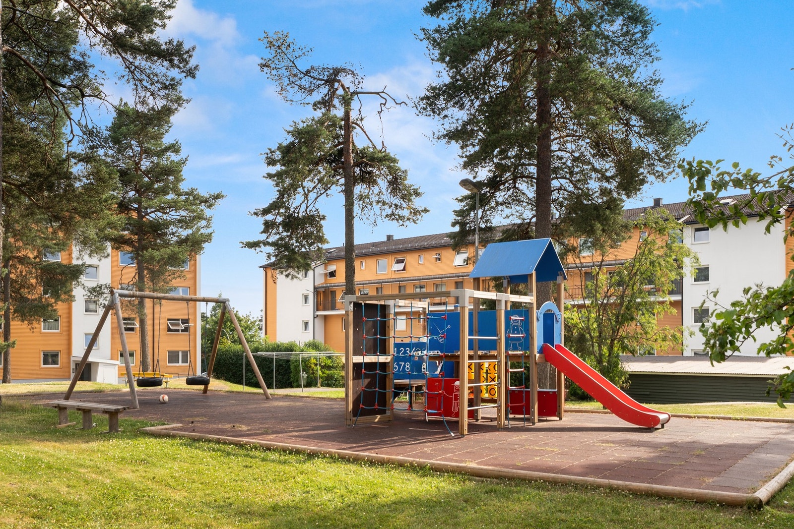 Mellom bebyggelsen er det store, felles grøntarealer og lekeplass. Galleribilde