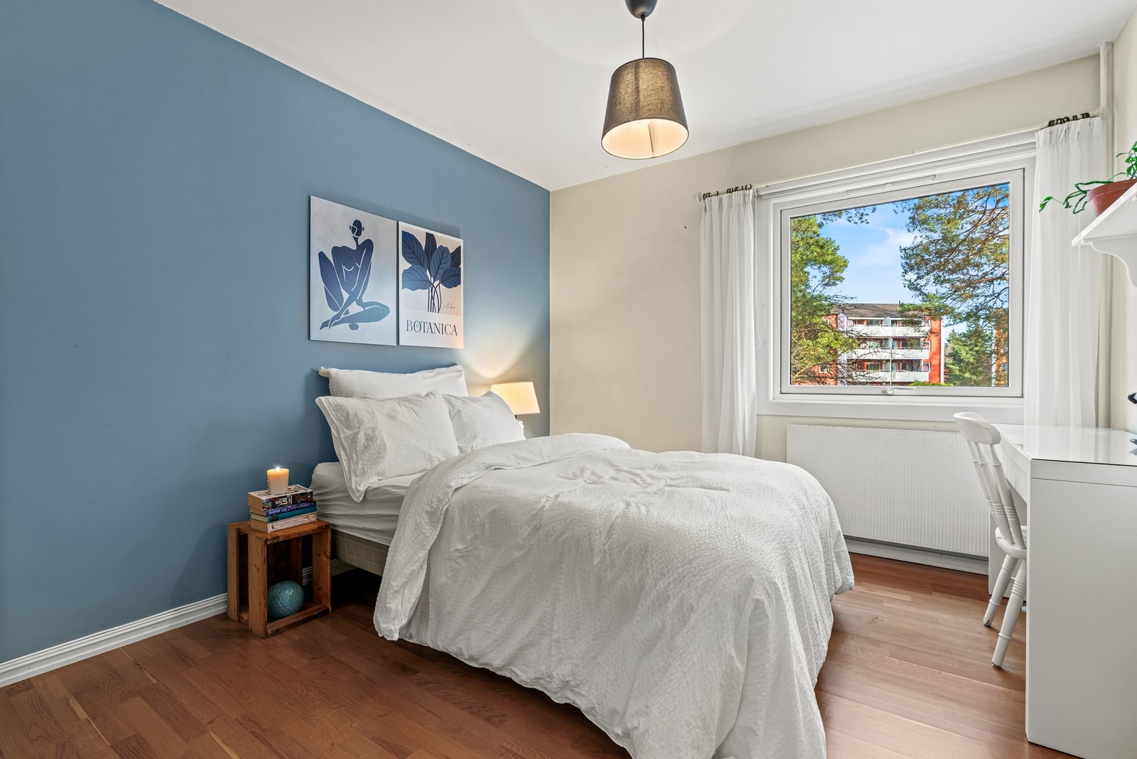 Leiligheten har to gode soverom som begge vender ut mot pent opparbeidede grøntarealer. Galleribilde