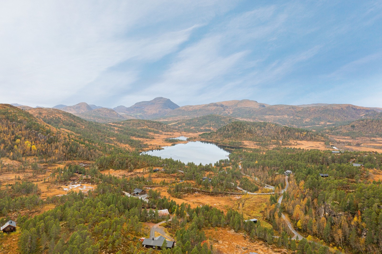 Vessemarka er et flott fritidsområde ca. 7 km. fra Kyrksæterøra sentrum. Her kan man trekke seg tilbake i rolige, vakre og naturskjønne omgivelser. Galleribilde