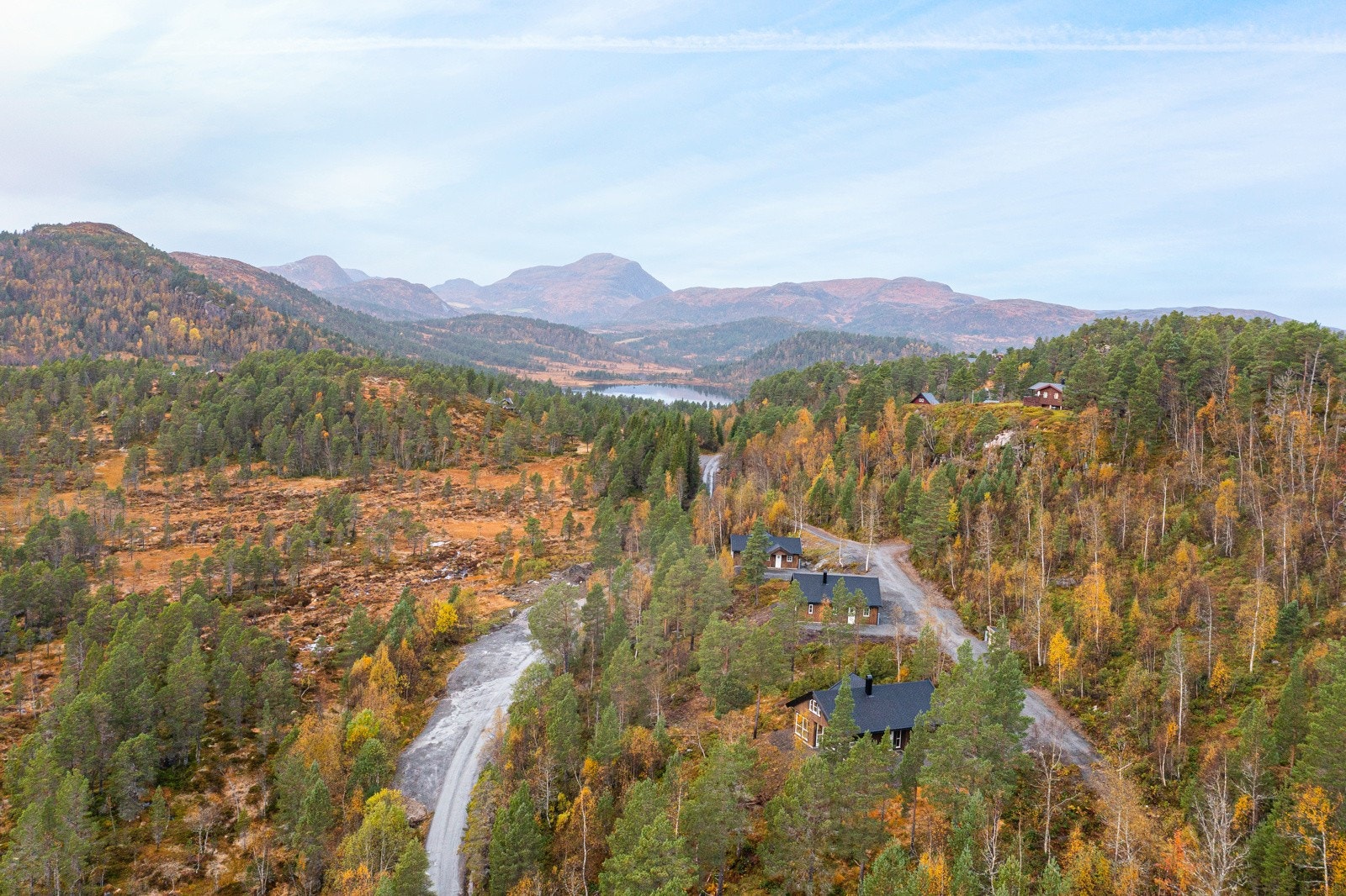 Fra hytta er det ca. 13 min. kjøring til sentrum av Kyrksæterøra som kan kan by på et stort utvalg servicefunksjoner. Her finner du flere dagligvarebutikker, bakeri, restauranter, vinmonopol, verksted, småbåthavn, m.m Galleribilde