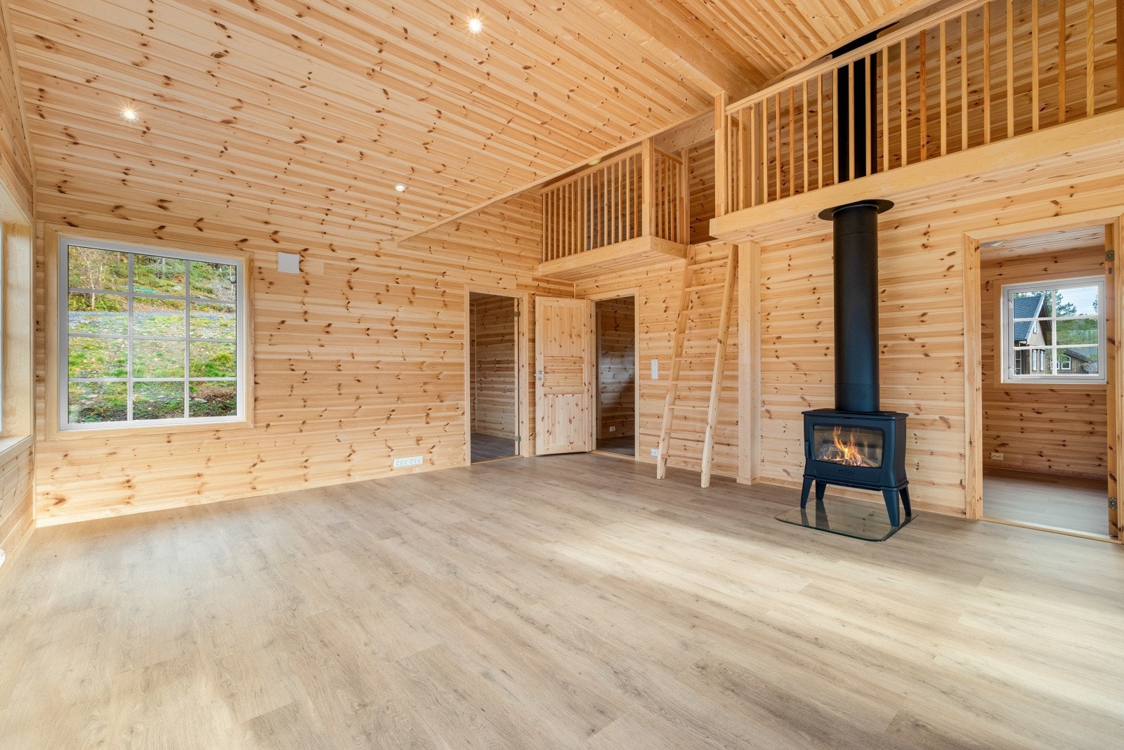 Fra stua er det stigetrapp opp til hemsen. Galleribilde