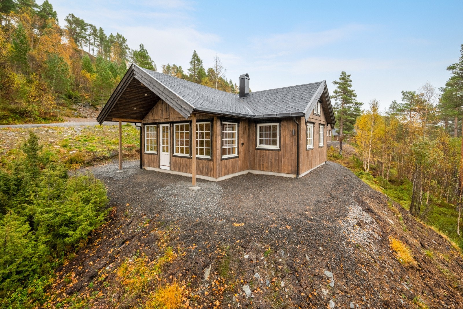 Svært romslig tomt på ca. 1,1 mål. Her er det mulighet for å utforme området med både terrasse og anneks hvis man ønsker det. Galleribilde