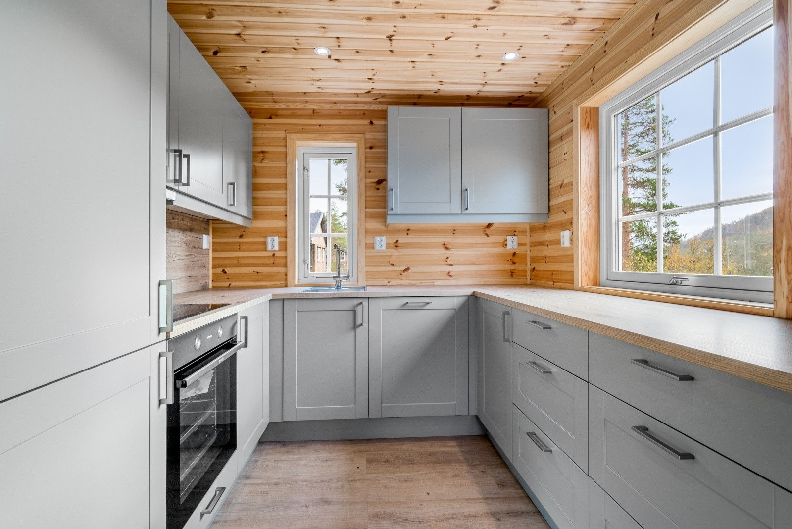 Kjøkkenet har pen og stilren kjøkkeninnredning fra Fossline. Integrerte hvitevarer er inkludert i handelen. Galleribilde