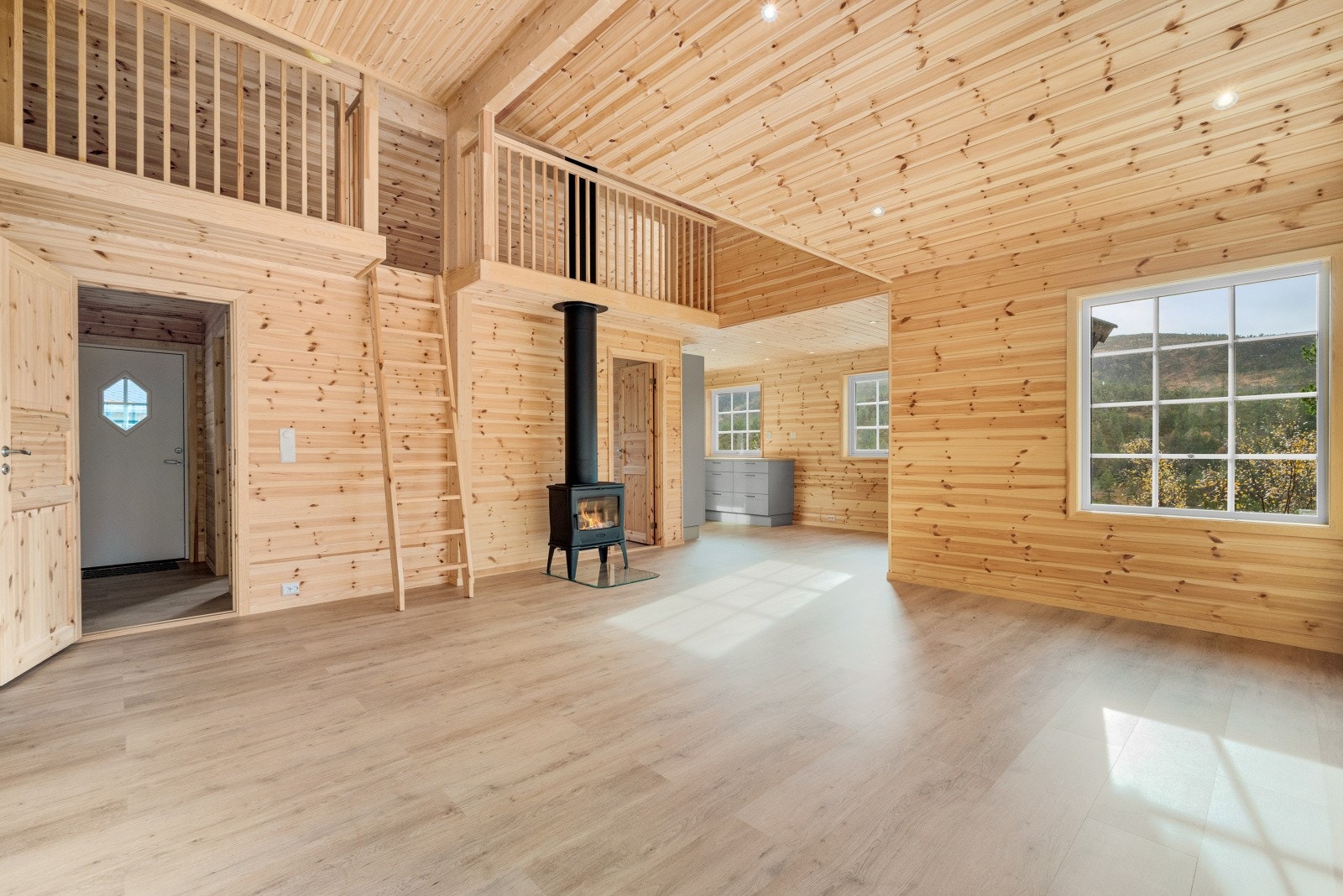 Vedovnen er plassert sentralt i rommet og bidrar til lun og trivelig stemning på de kaldeste dagene. Galleribilde