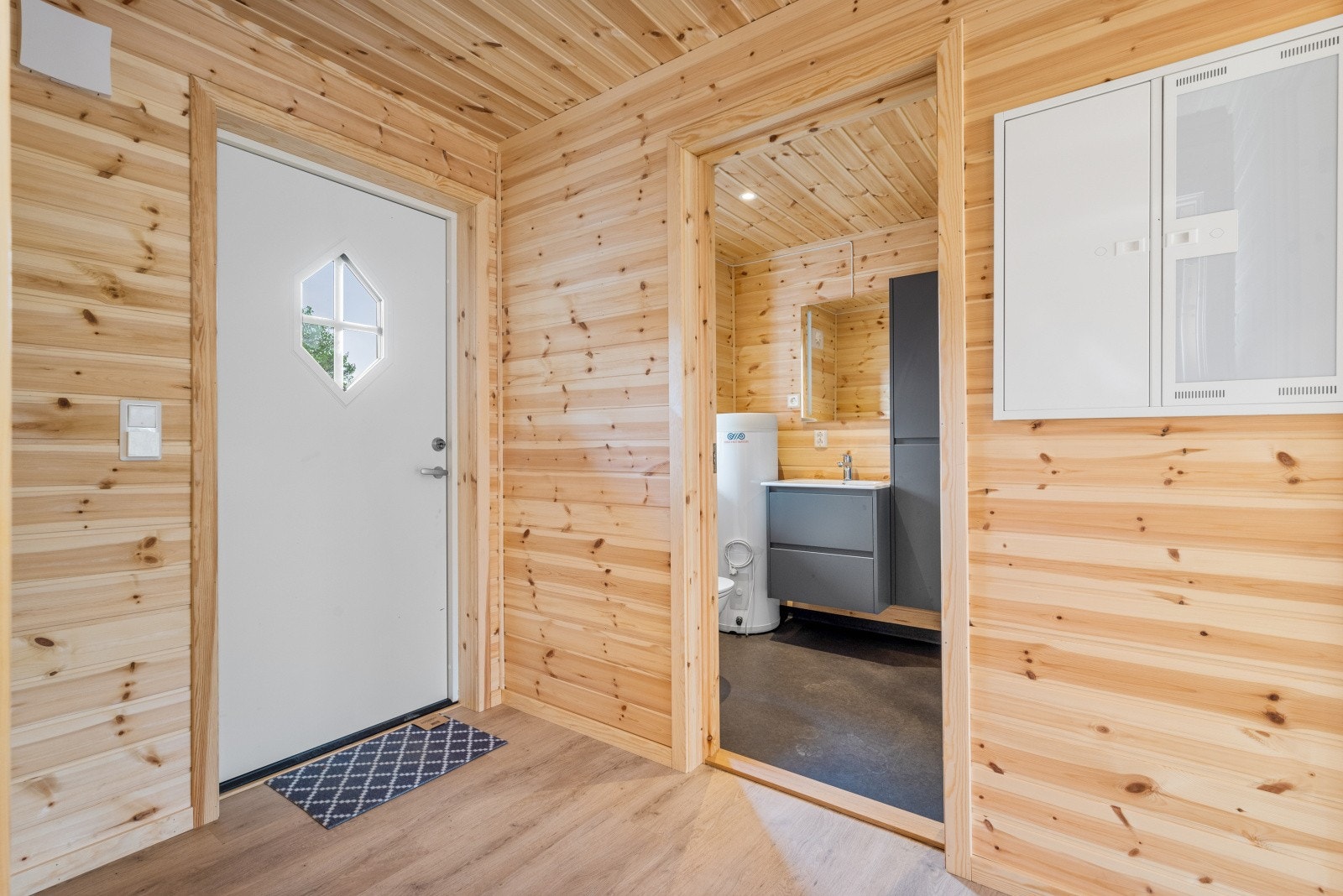 Du kommer inn i gangen i 1.etasje med videre adkomst til stue, kjøkken, bad og 3 soverom. Galleribilde