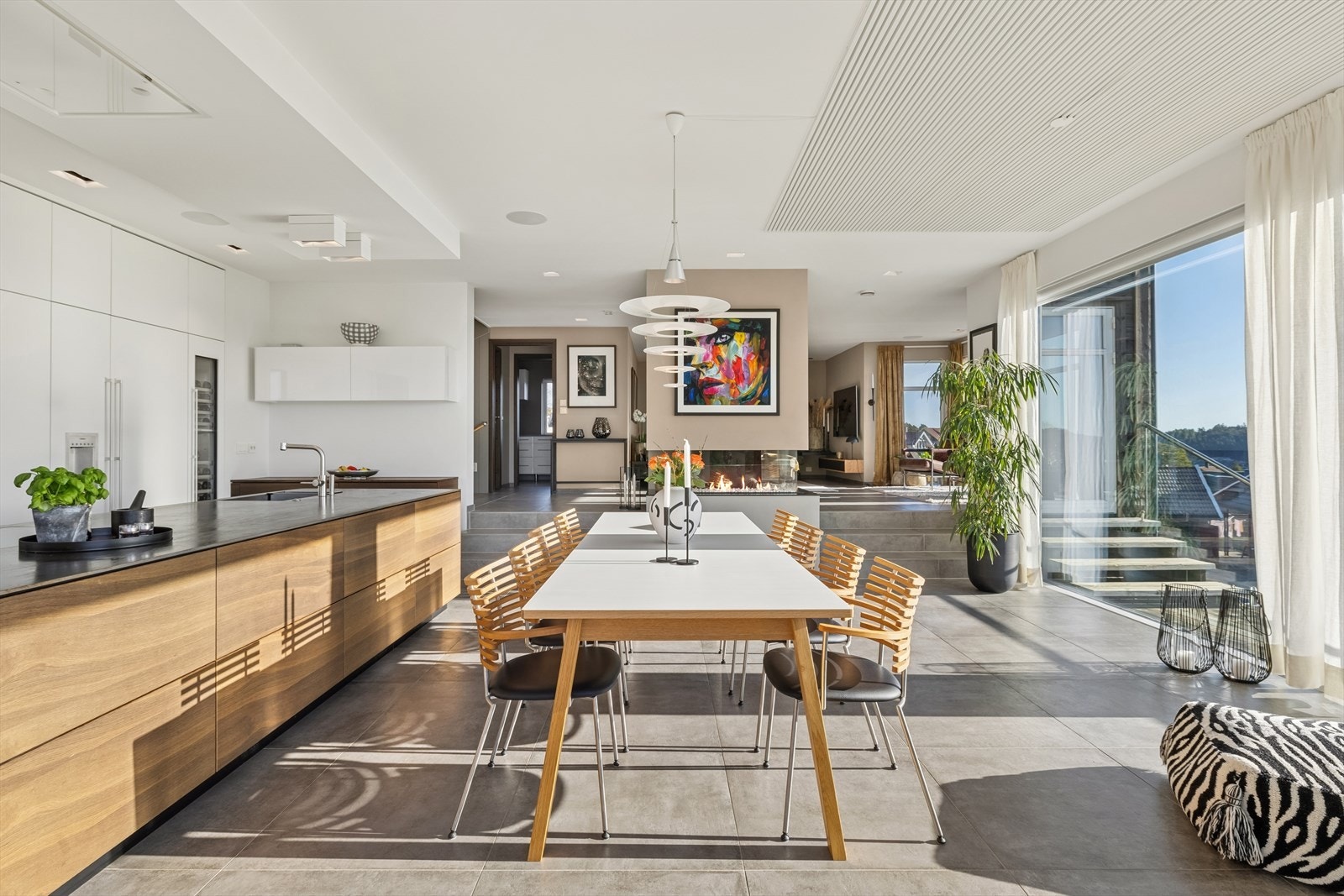 Ekslusiv påkostet villa med høy standard og et delikat og anvendelig uteområde med sol hele dagen! Galleribilde
