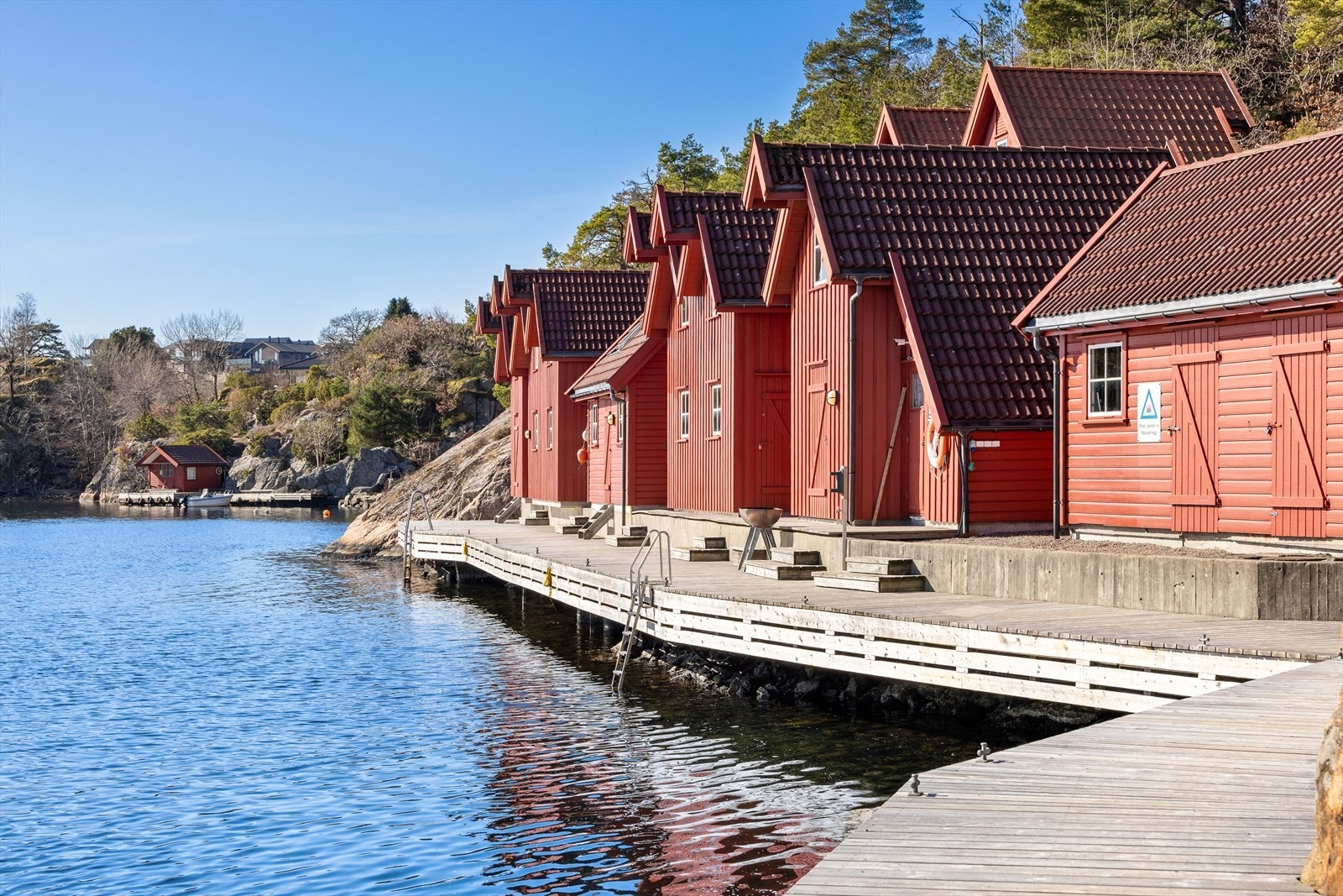 Mulighet for kjøp av sjøbod mot et tillegg i pris. Konferer megler for ytterligere informasjon. Galleribilde