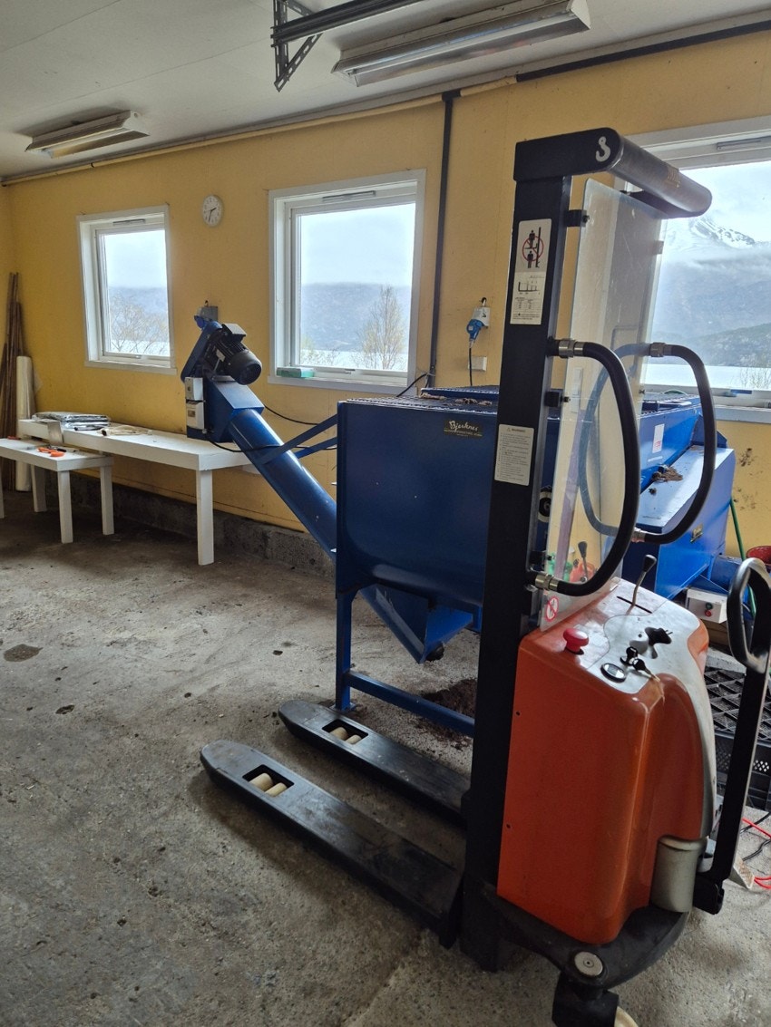 Maskiner stående i pakkhus medfølger Galleribilde