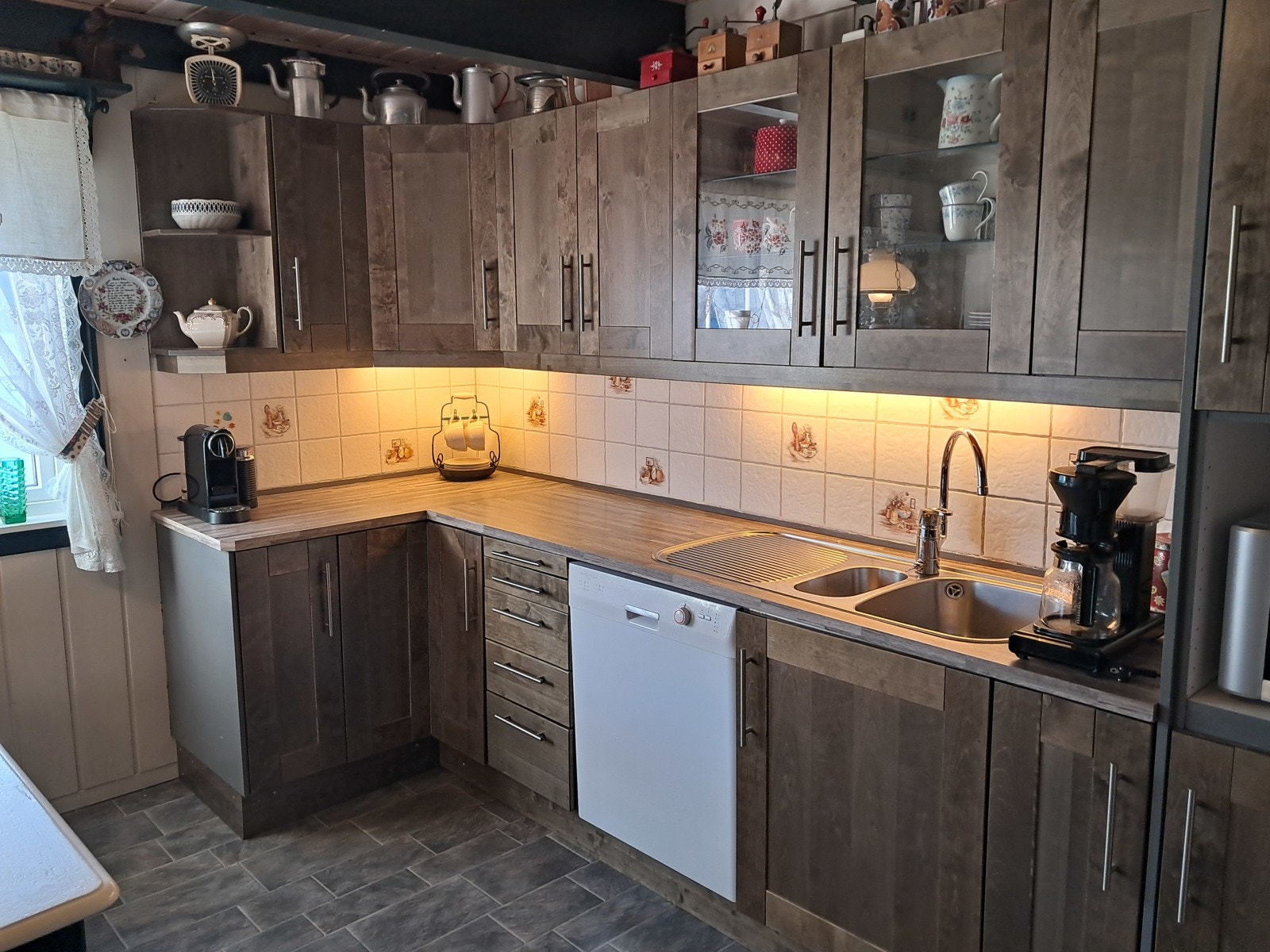 Nyere kjøkken med fronter i tre som passer fint inn sammen med resten av huset Galleribilde