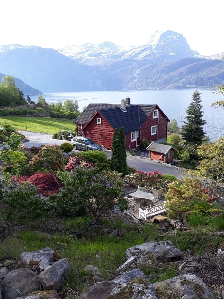 Det er opparbeidet sittegrupper flere plasser slik en kan nyte solen hele dagen Galleribilde