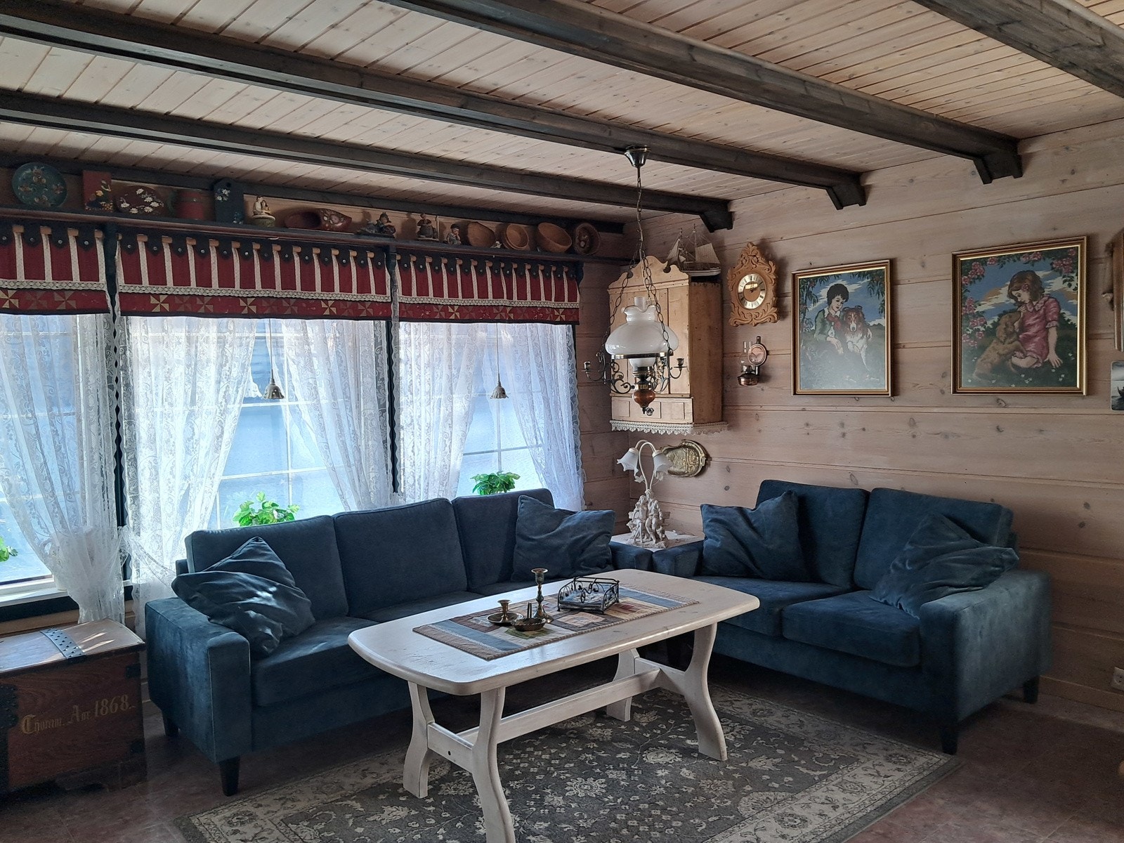 Romslig stue med flere møbleringsmuligheter Galleribilde