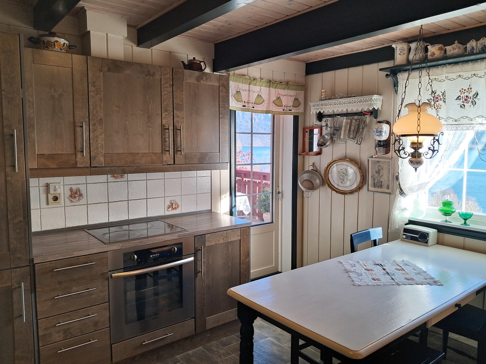 Direkte utgang til terrasse fra kjøkkenet Galleribilde