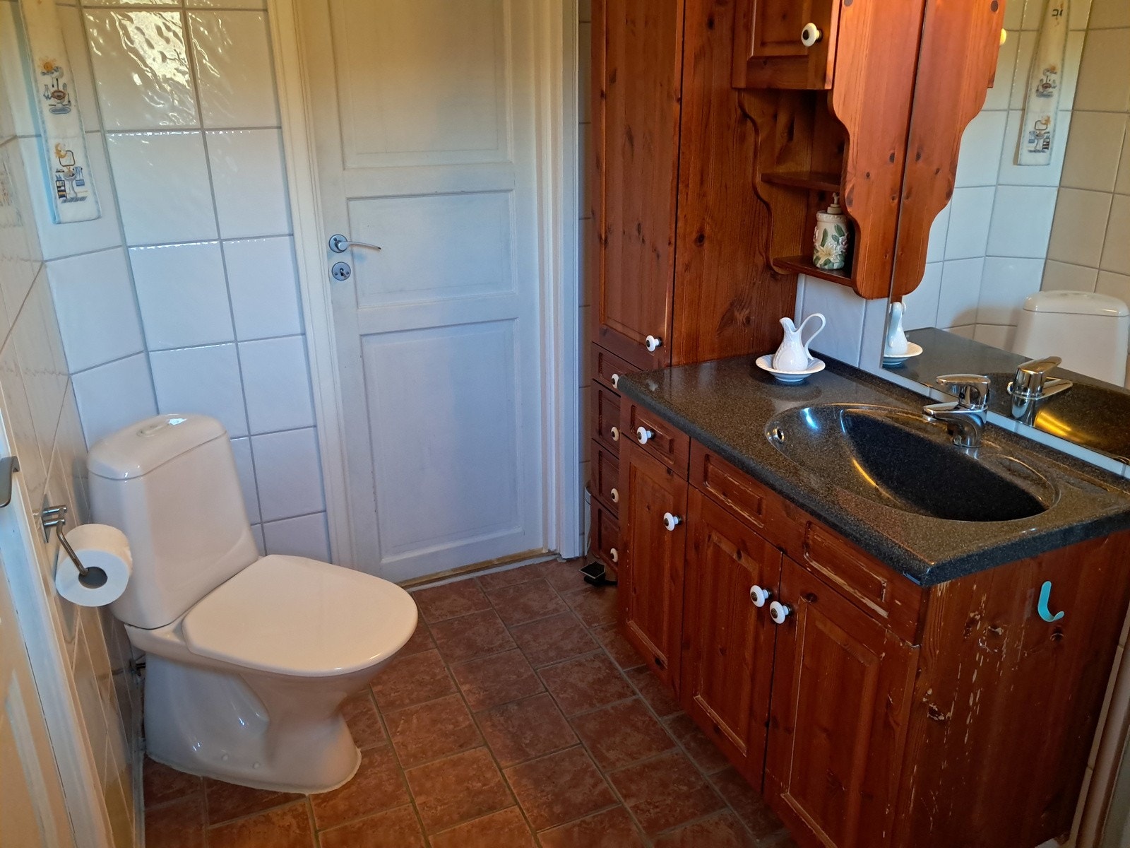 Baderomsmøbel med god oppbevaring Galleribilde