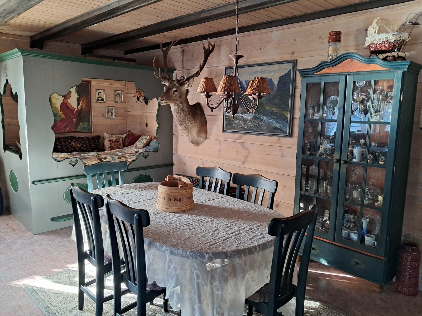 God plass til spisebord, her kan en dekke til mange i sosialt lag Galleribilde