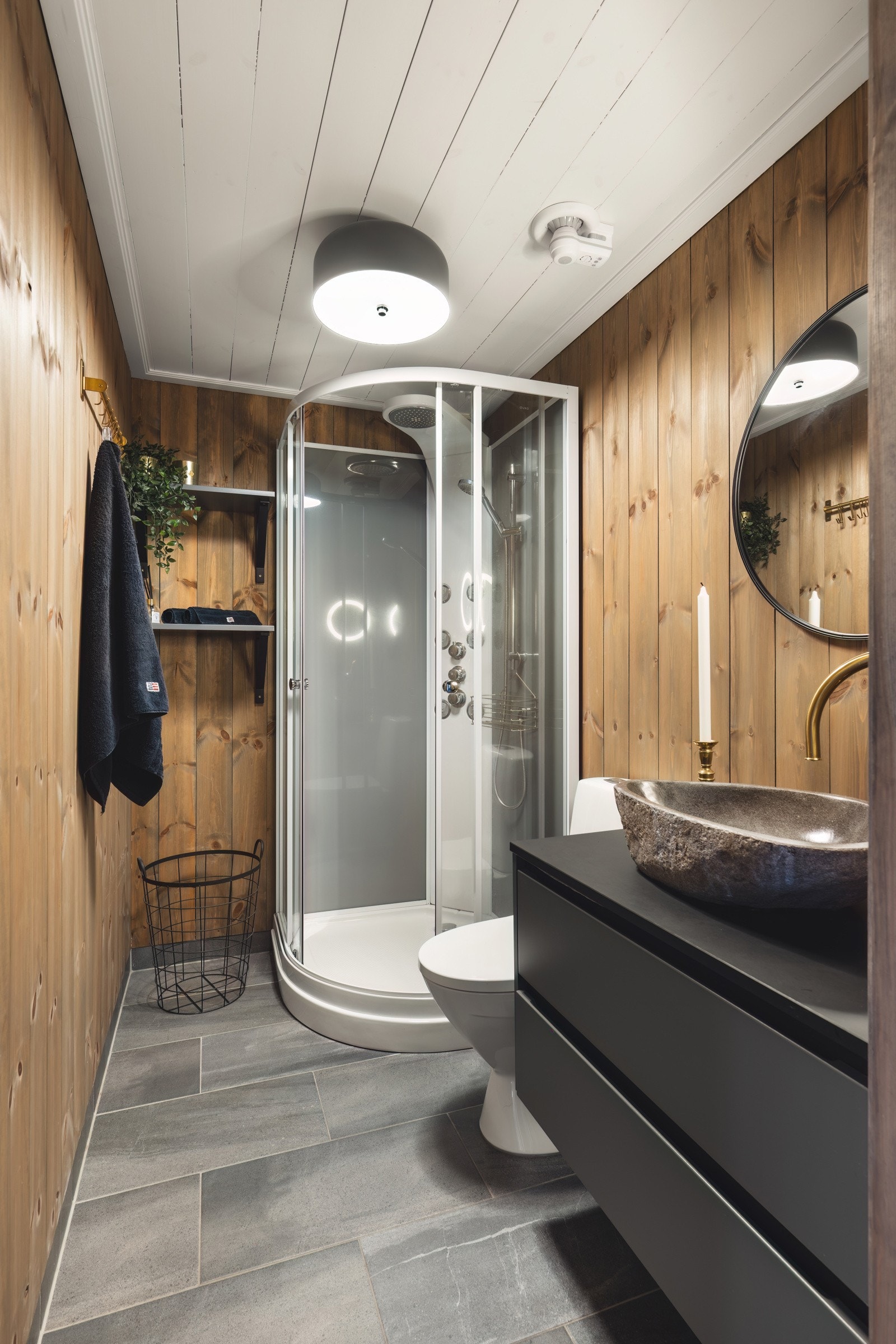 Lekkert bad med fliser på gulv og varmekabler. Massasjedusj. Galleribilde