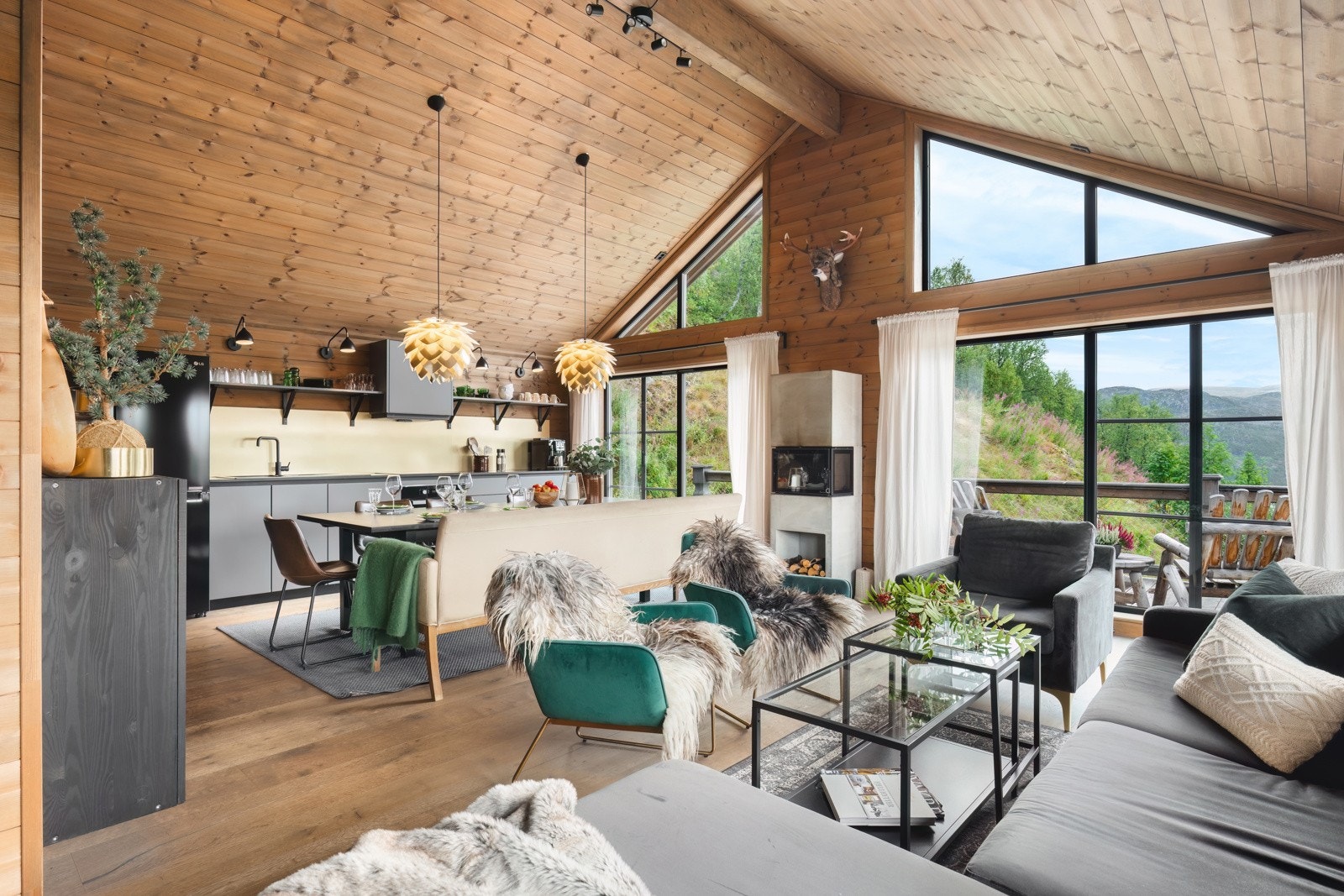 Hytten har to boenheter, hovedetasjen er for tiden utleid. Galleribilde