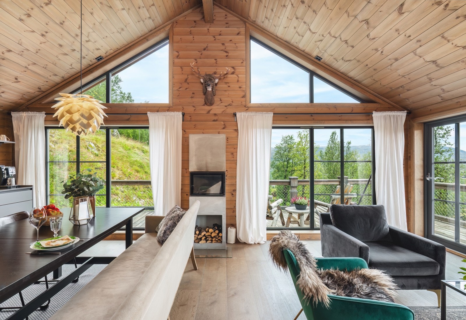 Tre panel på vegg og i tak, herda tregulv som gir den gode hyttefølelsen. Galleribilde