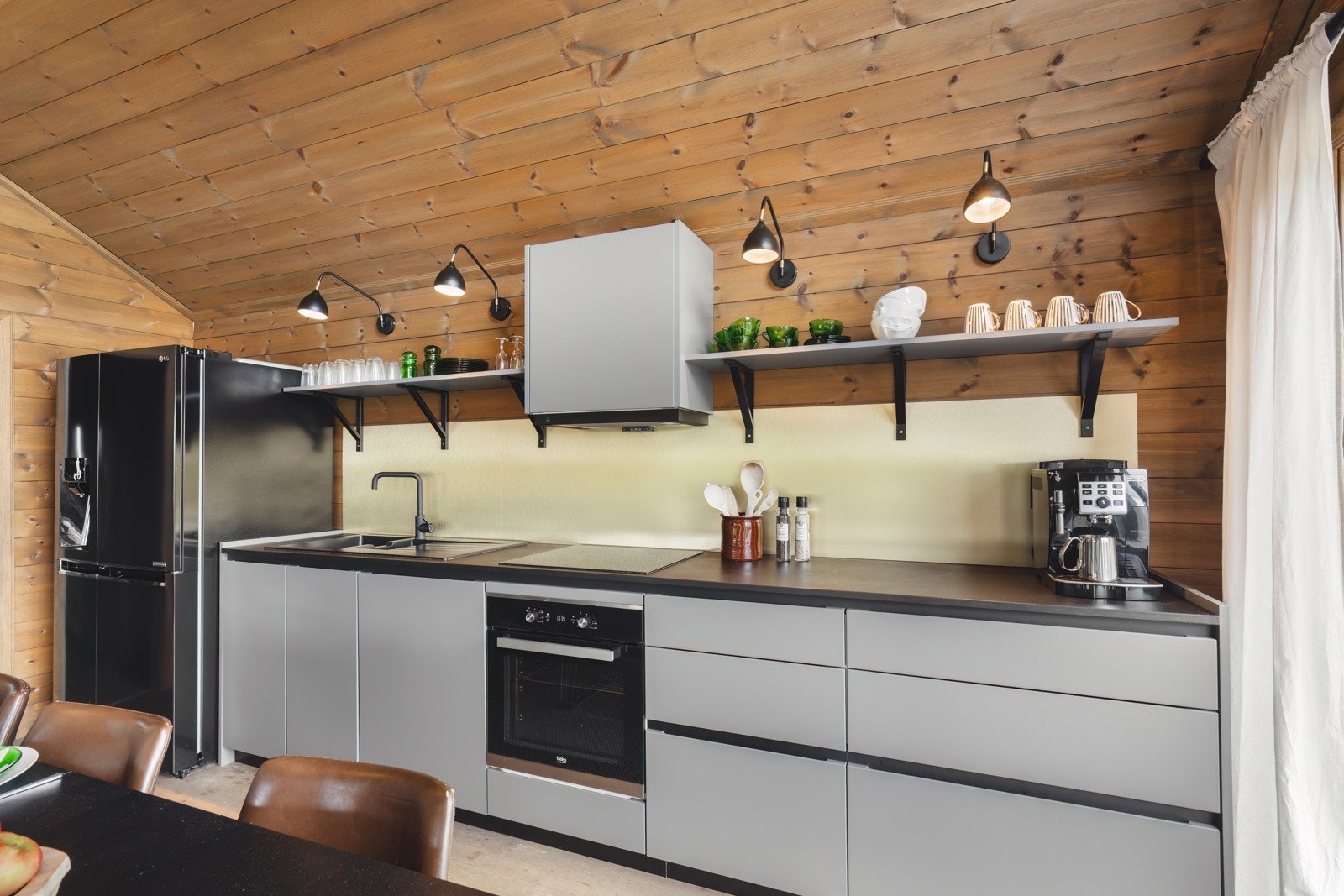 Lekkert kjøkken med glatte fronter og laminat benkeplate. Galleribilde