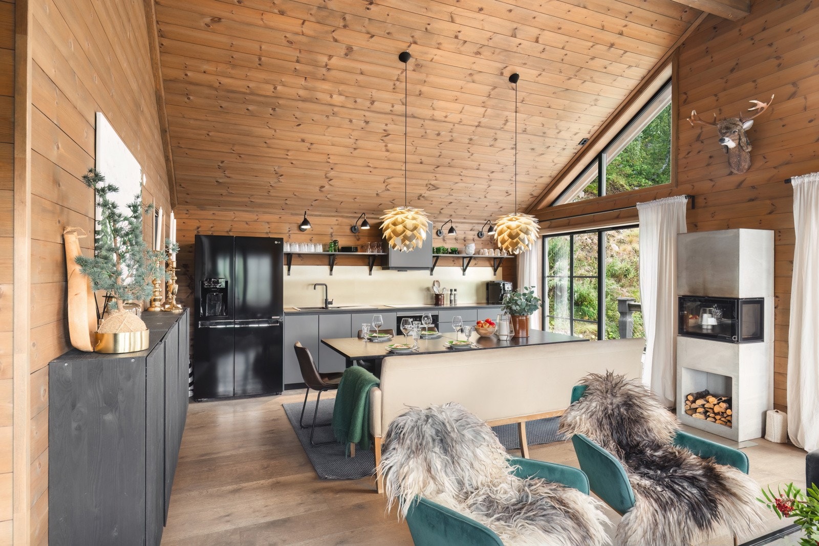 Innredet med side-by-side kjøl/frys med isbitmaskin, ovn, oppvaskmaskin, platetopp og ventilator. Galleribilde