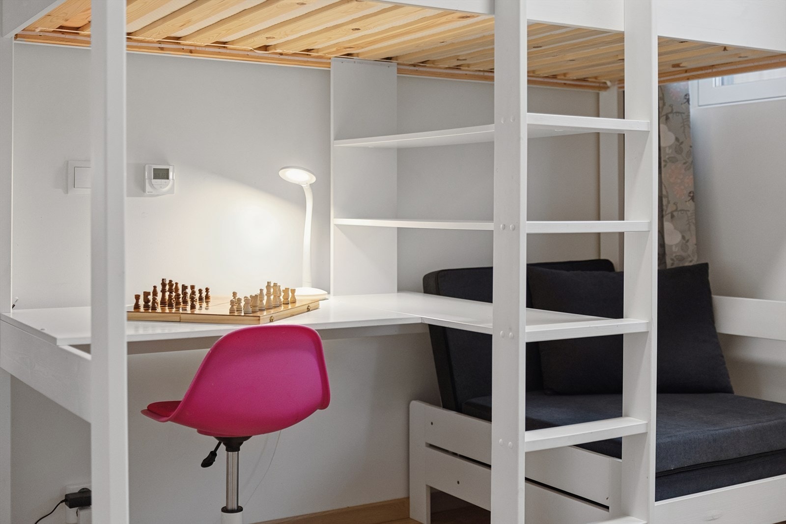 Rommet har en rolig atmosfære og gode plassforhold som gir en komfortabel ramme rundt hverdagen. Galleribilde