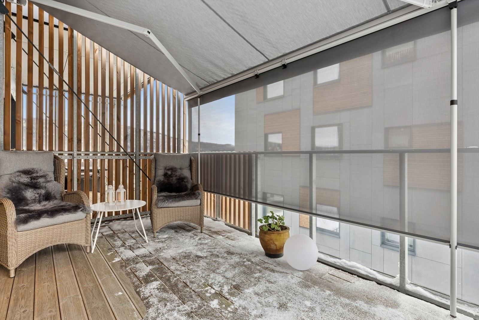 Balkongen blir som en forlengelse av stuen på sommerstid. Selger har investert i en solid, elektrisk markise som både strekker seg ut og ned. Dette gjør at du får en koselig sommerstue. Galleribilde