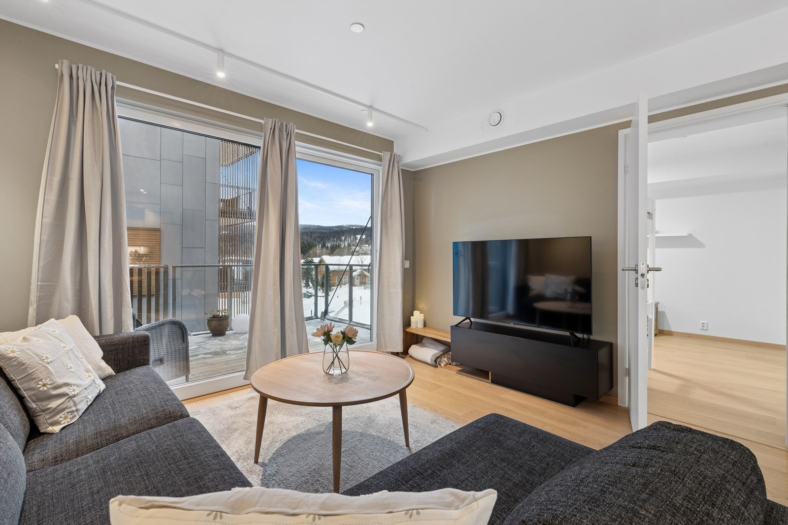 Fra stuen er det inngang til et romslig soverom. De store vinduene gir stuen godt med dagslys. Galleribilde