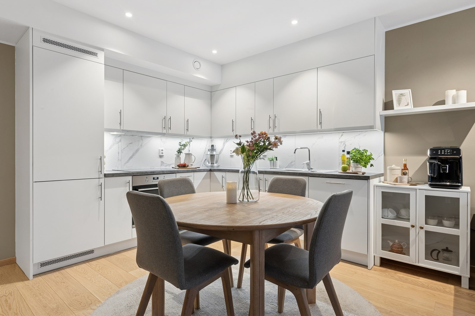 Velkommen til en gjennomført og lettstelt leilighet med moderne fargevalg, gode planløsninger og høy bokomfort. Perfekt for deg som vil bo enkelt og godt. Galleribilde