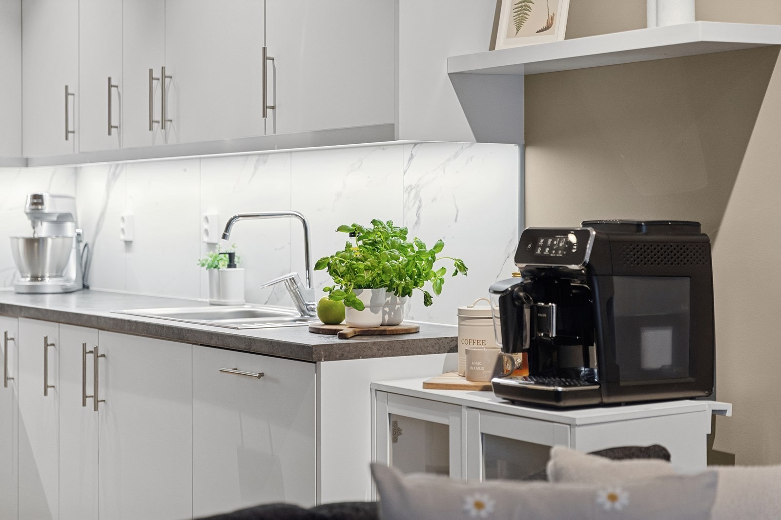 Kjøkkenet fremstår moderne og velholdt, med materialvalg som både er pene og slitesterke. Her er det lagt til rette for en praktisk hverdag med et uttrykk som holder seg over tid. Galleribilde