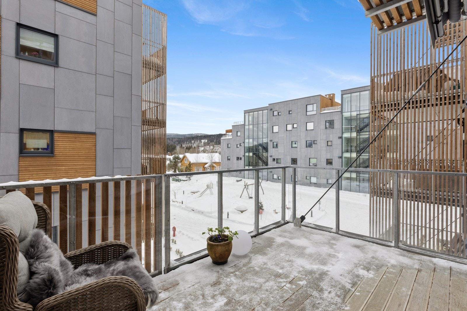 Man har fin utsikt mot marka. Selger har oppgradert balkongen til å være noe mere, nemlig en hyggelig utestue. Galleribilde