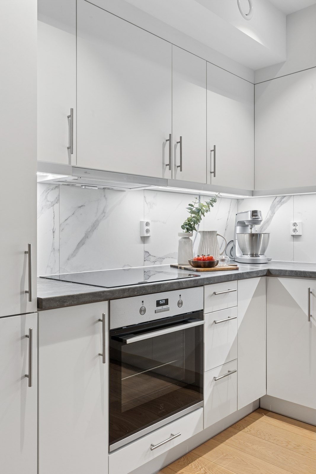 Et funksjonelt kjøkken med gode arbeidsflater og praktisk planløsning som gjør matlagingen enkel og effektiv. Her har du god plass til oppbevaring, samtidig som kjøkkenet naturlig blir en del av oppholdsrommet. Galleribilde