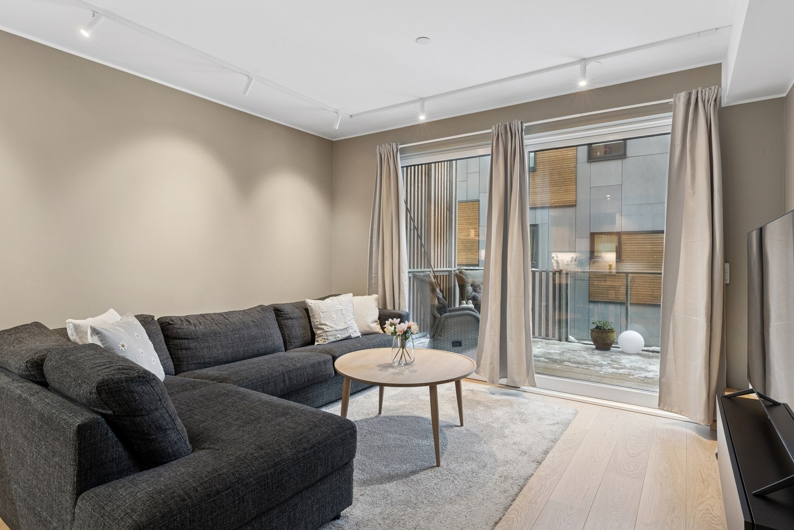 Stuen fremstår lys og romslig med moderne fargevalg og store flater som gir en behagelig atmosfære. Leiligheten varmes opp via vannbåren varme som både er prisgunstig og gir en god og stabil varme. Galleribilde