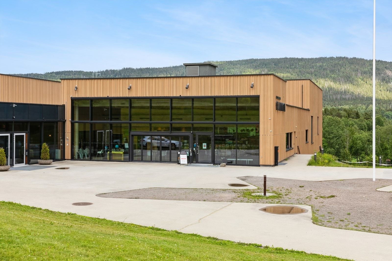 Flammen kulturhus ligger et par minutters gange unna. Her skjer det ofte noe samt at man har et flott bibliotek. Galleribilde