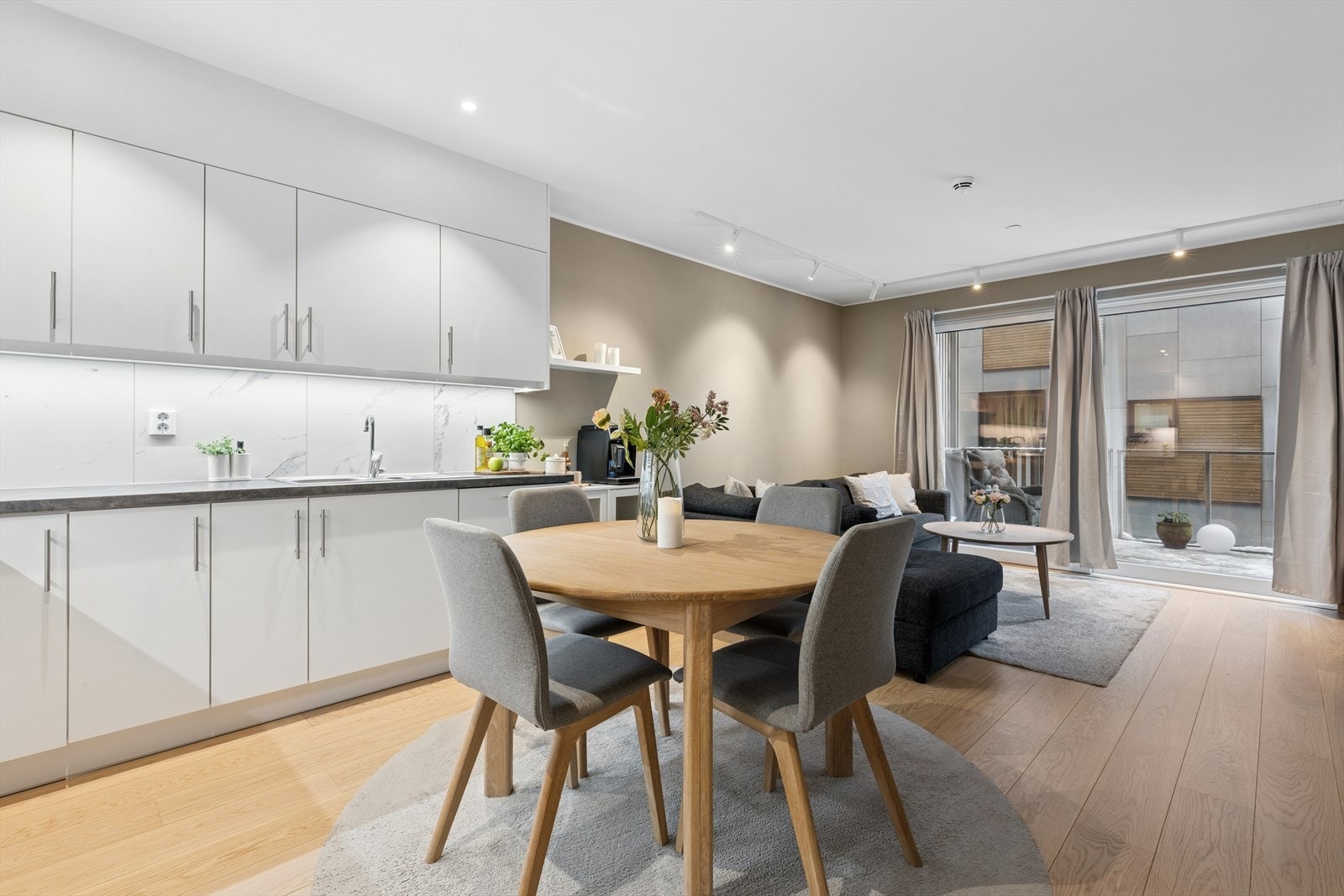 Leiligheten er malt opp i lekre og tidsriktige fargevalg som gir den en lun atmosfære. Det er satt opp godt med lys som gir en fin lyssetting av rommet. Galleribilde