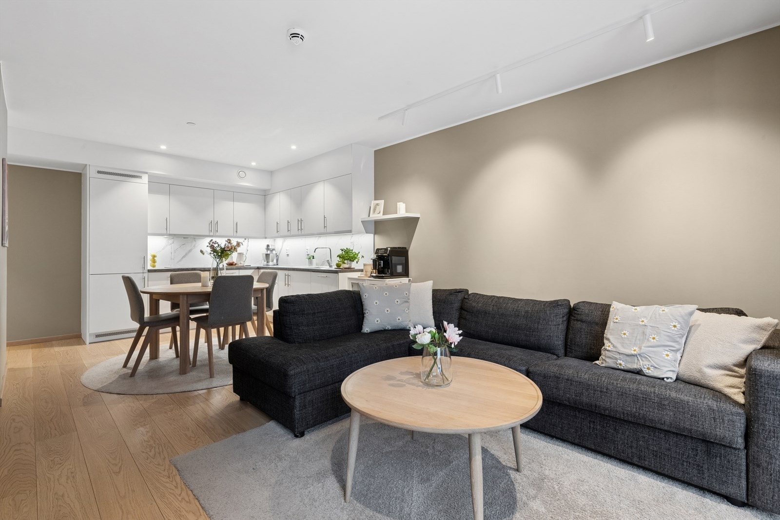 Leiligheten var ny i 2023 og har hatt en eier. Det er balansert ventilasjon som gir det godt inneklima. Galleribilde