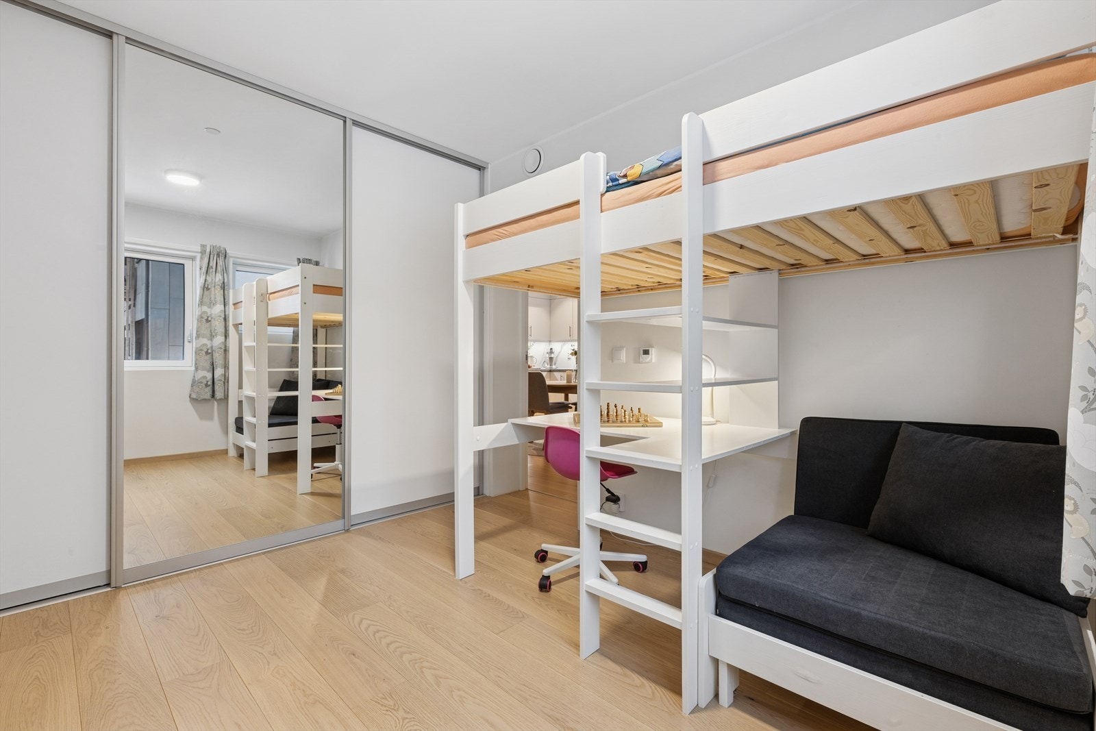 Leiligheten er oppgradert med solid skyvedørsgarderobe med praktisk og solid innredning. Her får du god plass til klærne dine. Galleribilde