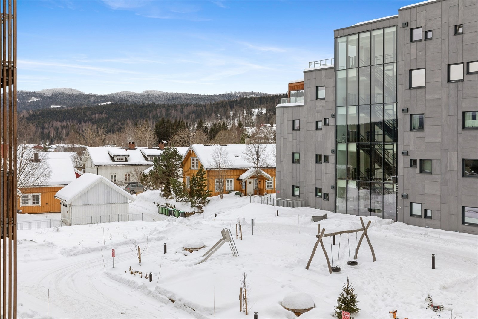 Området er pent opparbeidet og man ligger sentralt til med kort gangavstand til det man trenger i en travel hverdag. Galleribilde