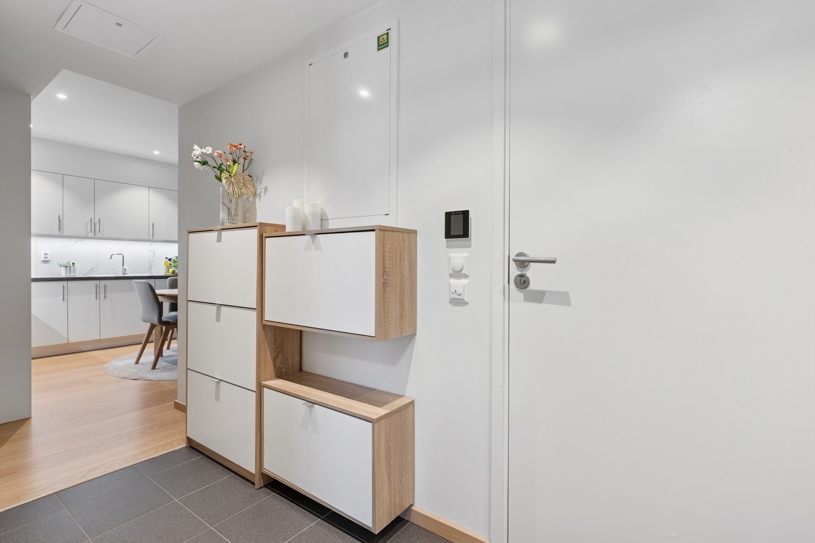 Det er fliser med varme i gulv her inne som er praktisk med tanke på våte og møkkete sko. Galleribilde