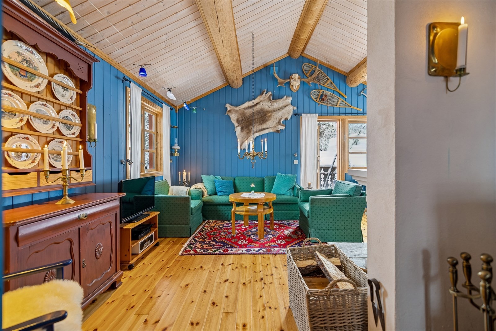 Gjennomgående furugulv og trepanel på vegger og i tak. Galleribilde