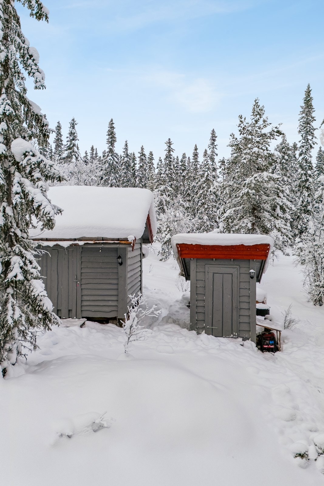 Eiendommen har flere uthus som gir god lagringsplass. Galleribilde