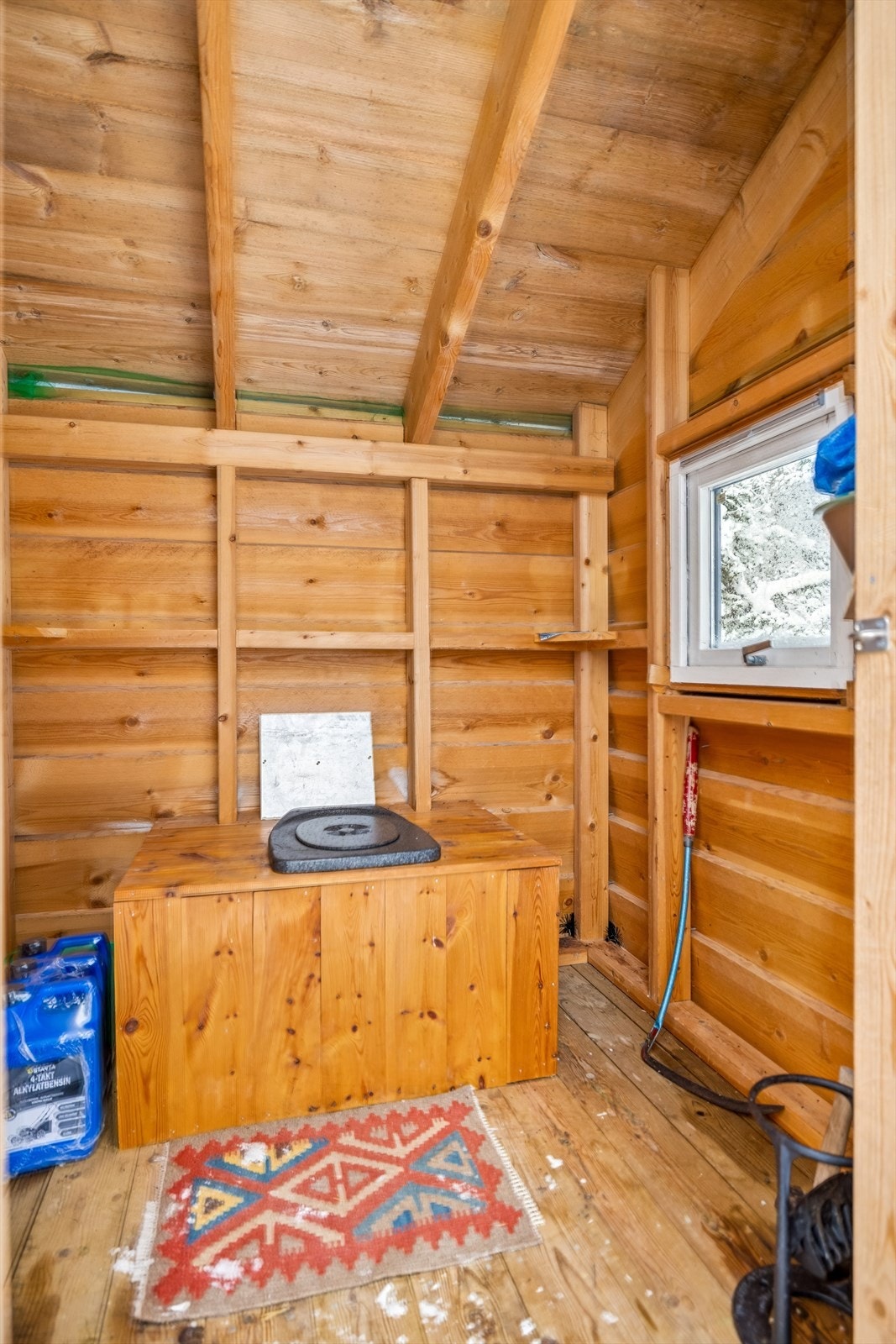 Et separat uthus rommer et tradisjonelt utedo. Galleribilde