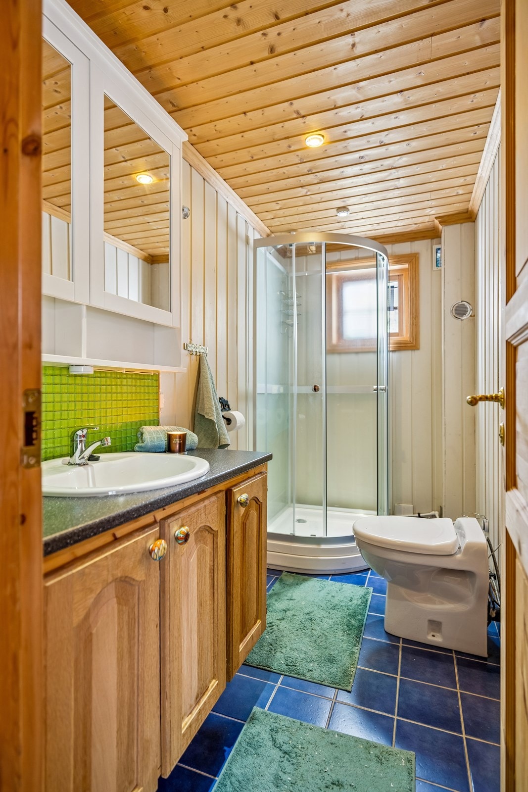 Badet er utstyrt med dusjkabinett, servant med underskap og Jets toalett. Galleribilde