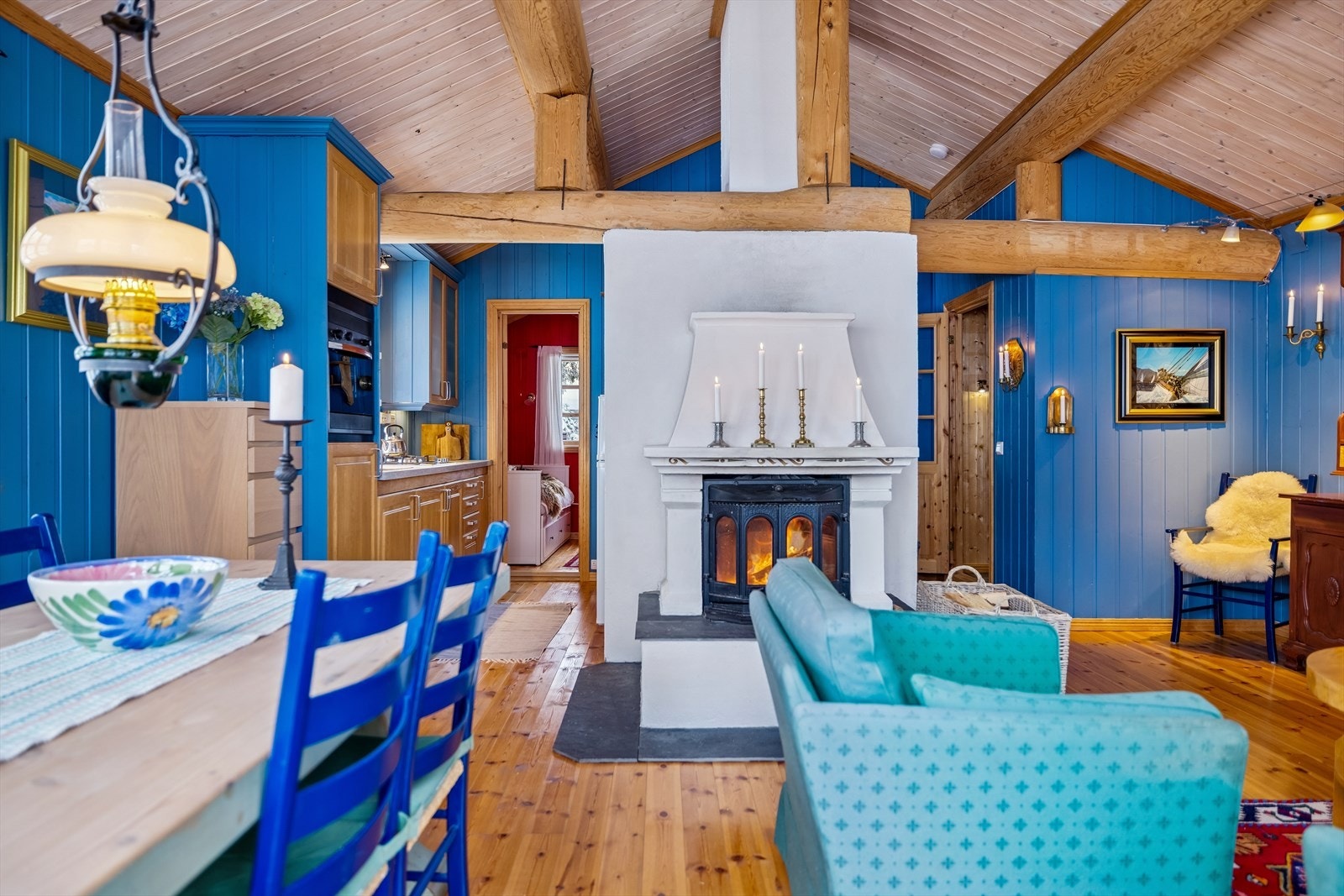 Den sentralt plasserte peisen gir både varme og en lun atmosfære. Galleribilde