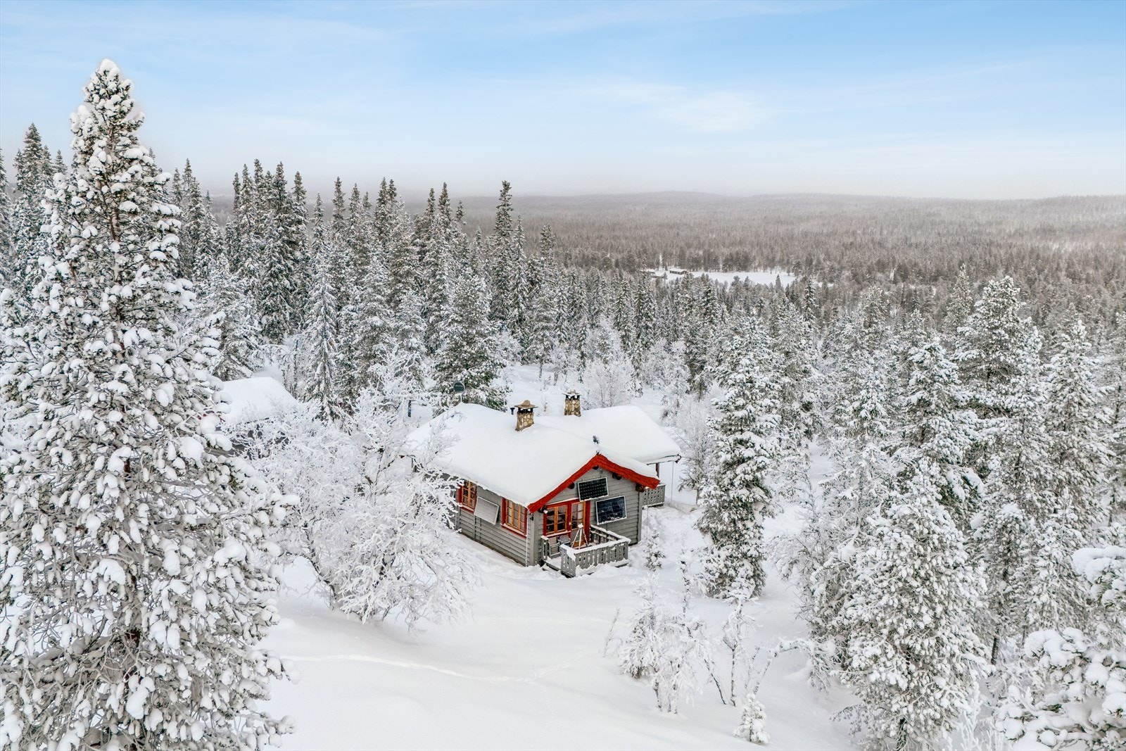 Hytta er omgitt av et vidstrakt skogslandskap. Galleribilde