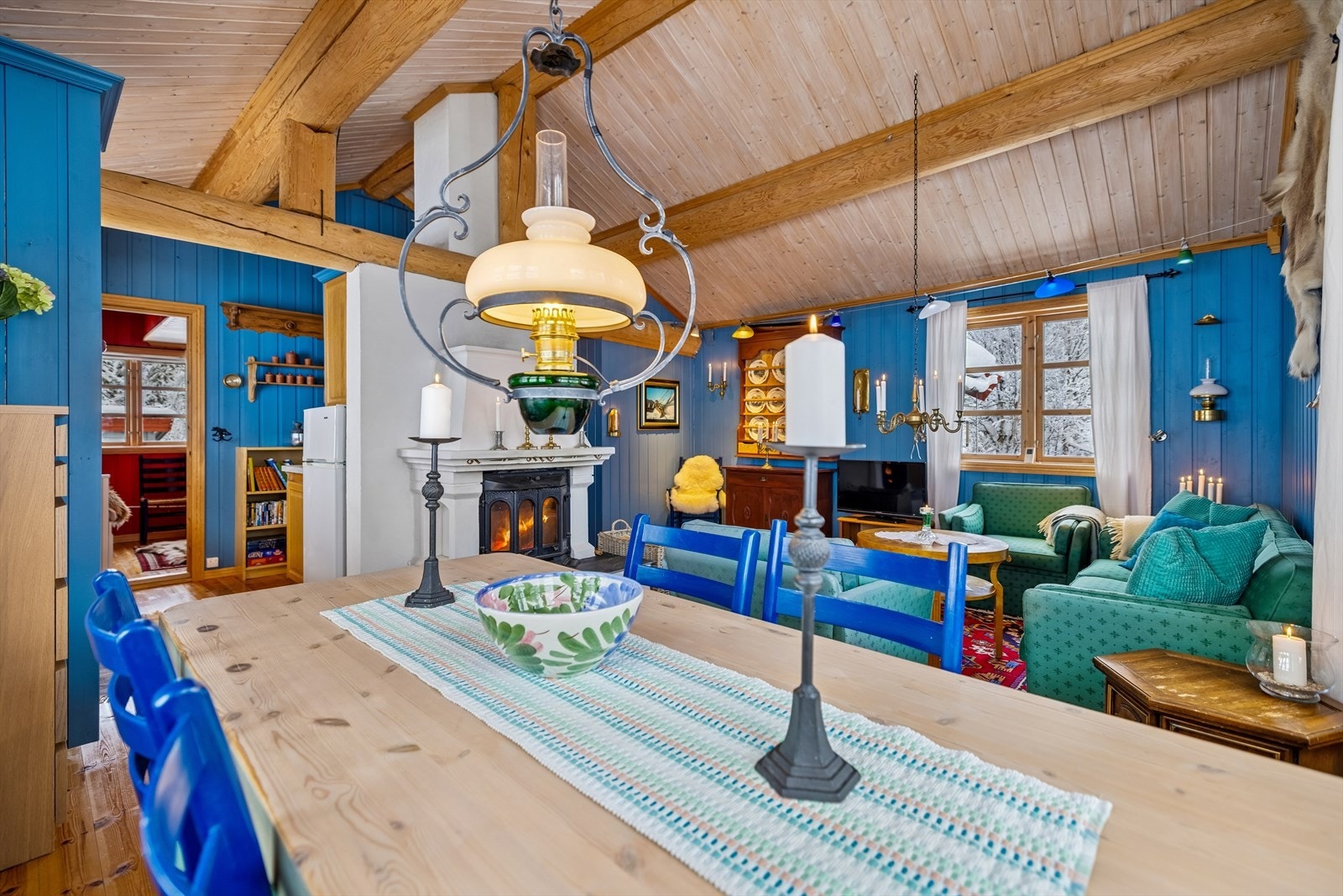 Spisestuen har god plass til langbord for felles måltider. Galleribilde