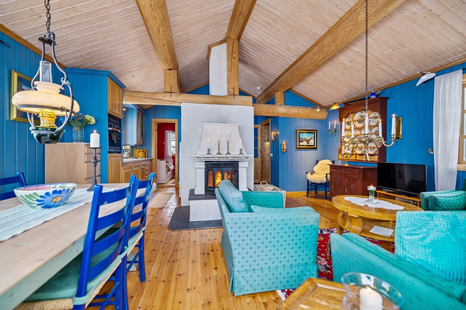 Stuen er hyttas samlingspunkt, med åpen løsning mot kjøkkenet og god takhøyde. Galleribilde